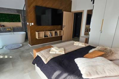 Spálňa s manželskou posteľou, TV a kúpeľňou, Apartmanica Chalet 5A, Donovaly
