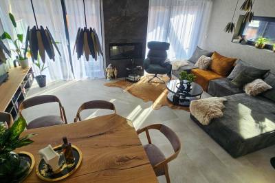 Obývačka s gaučom, LCD TV a krbom, Apartmanica Chalet 5A, Donovaly