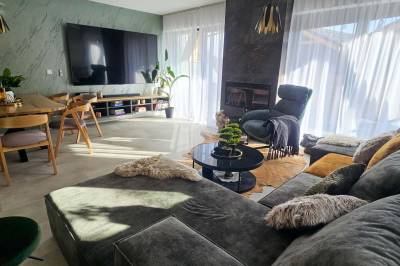 Obývačka s gaučom, LCD TV a krbom, Apartmanica Chalet 5A, Donovaly