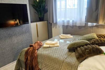 Spálňa s manželskou posteľou a TV, Apartmanica Chalet 5A, Donovaly