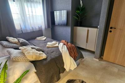 Spálňa s manželskou posteľou a TV, Apartmanica Chalet 5A, Donovaly