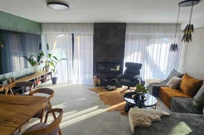 Obývačka s gaučom, LCD TV a krbom, Apartmanica Chalet 5A, Donovaly