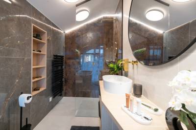 Kúpeľňa so sprchovacím kútom a WC, Apartmanica Chalet 5A, Donovaly