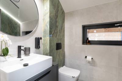 Kúpeľňa so sprchovacím kútom a WC, Apartmanica Chalet 5A, Donovaly