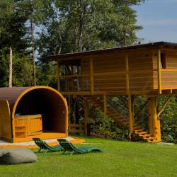 Domček v korunách stromov