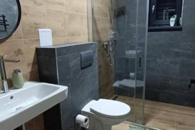 Štvorizbový apartmán - kúpeľňa so sprchovacím kútom a WC, SuperChata, Zemplínske Hámre