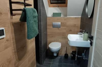 Štvorizbový apartmán - kúpeľňa so sprchovacím kútom a WC, SuperChata, Zemplínske Hámre