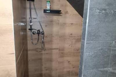 Štvorizbový apartmán - kúpeľňa so sprchovacím kútom, SuperChata, Zemplínske Hámre