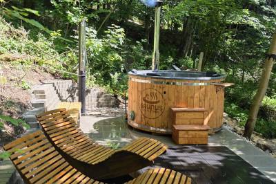 Štýlová vírivka a ležadlá, Chalet Robinson, Modra