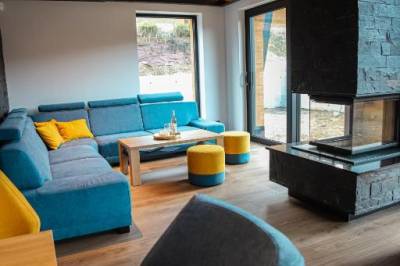 Obývací priestor s krbom, Chata Andromeda, Oravská Lesná