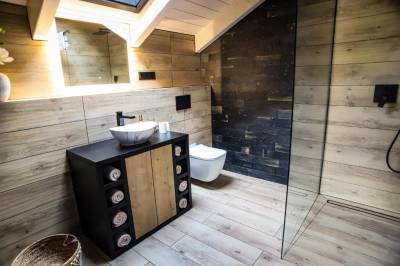 Kúpeľňa so sprchovým kútom, Chata Andromeda, Oravská Lesná