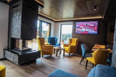 Obývací priestor s krbom, Chata Andromeda, Oravská Lesná