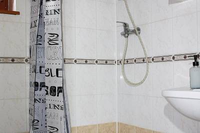 Kúpeľňa so sprchovacím kútom, Chata Dominika, Bystrá