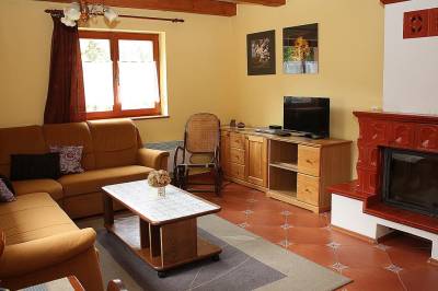 Obývačka s gaučom, TV a krbom, Chata Dominika, Bystrá