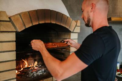 Altánok s krbom a sedením, Zrub Azarka, Beňuš