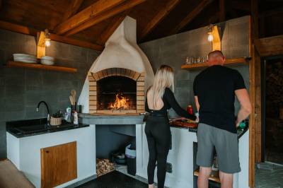 Altánok s krbom a sedením, Zrub Azarka, Beňuš