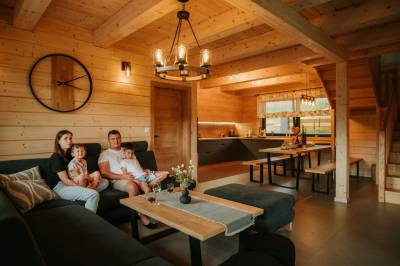 Obývačka s gaučom, Zrub Azarka, Beňuš