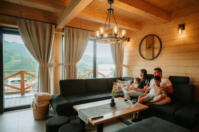 Obývačka s gaučom, Zrub Azarka, Beňuš