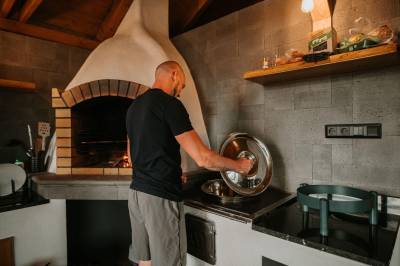 Altánok s krbom a sedením, Zrub Azarka, Beňuš