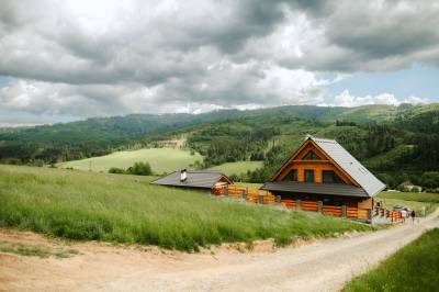 Exteriér ubytovania v obci Beňuš, Zrub Azarka, Beňuš