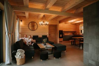 Obývačka s gaučom, Zrub Azarka, Beňuš