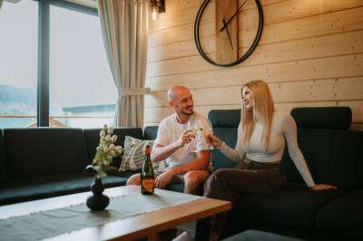 Obývačka s gaučom, Zrub Azarka, Beňuš