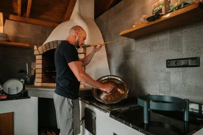 Altánok s krbom a sedením, Zrub Azarka, Beňuš