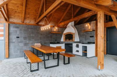 Altánok s krbom a sedením, Zrub Azarka, Beňuš