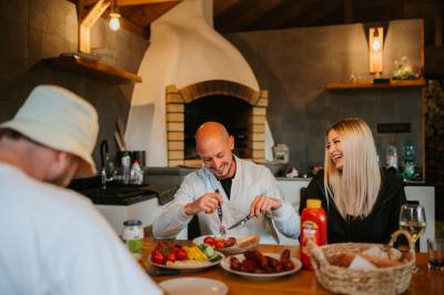 Altánok s krbom a sedením, Zrub Azarka, Beňuš