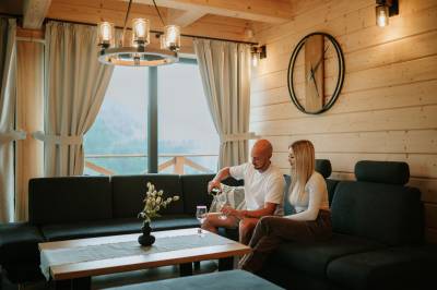 Obývačka s gaučom, Zrub Azarka, Beňuš