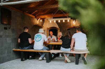 Altánok s krbom a sedením, Zrub Azarka, Beňuš