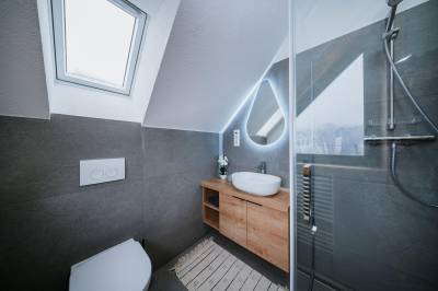 Kúpeľňa so sprchovacím kútom a WC, Zrub Azarka, Beňuš