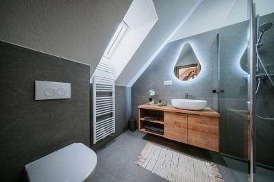 Kúpeľňa so sprchovacím kútom a WC, Zrub Azarka, Beňuš