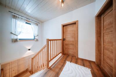 Poschodie, Zrub Azarka, Beňuš