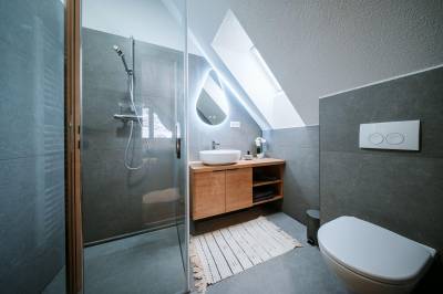 Kúpeľňa so sprchovacím kútom a WC, Zrub Azarka, Beňuš