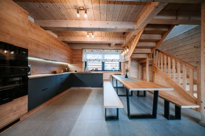 Plne vybavená kuchyňa s jedálenským sedením, Zrub Azarka, Beňuš