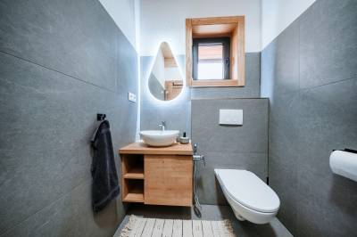 Kúpeľňa s WC, Zrub Azarka, Beňuš