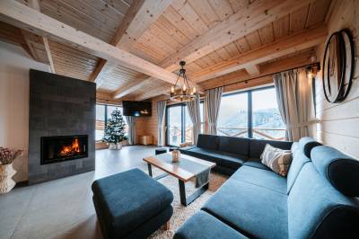 Obývačka s gaučom, TV a krbom, Zrub Azarka, Beňuš