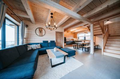 Obývačka s gaučom, Zrub Azarka, Beňuš