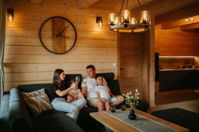 Obývačka s gaučom, Zrub Azarka, Beňuš