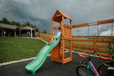 Detské ihrisko, Zrub Azarka, Beňuš