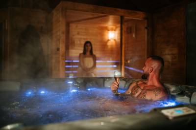 Vírivka a sauna, Zrub Azarka, Beňuš