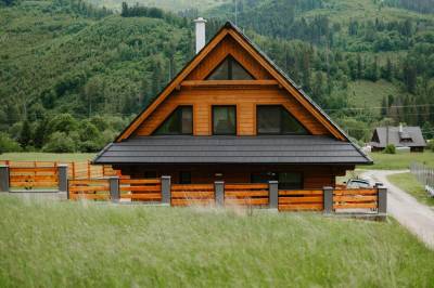 Exteriér ubytovania v obci Beňuš, Zrub Azarka, Beňuš