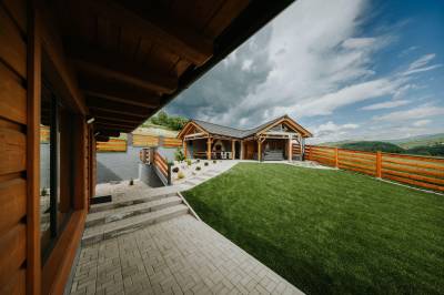 Exteriér ubytovania v obci Beňuš, Zrub Azarka, Beňuš