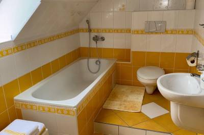 Kúpeľňa s WC a vaňou, Dovolenkový Dom Lutra Montana Pieniny***, Reľov