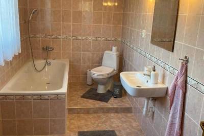 Kúpeľňa s WC a vaňou, Dovolenkový Dom Lutra Montana Pieniny***, Reľov