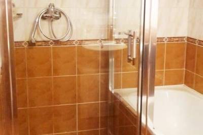 Apartmán 1 - kúpeľňa s vaňou a sprchovacím kútom, Chata Hradište, Belá - Dulice