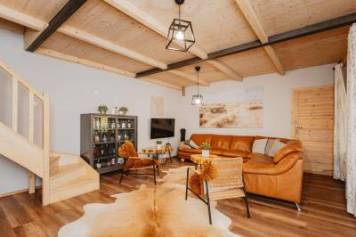 Obývačka s gaučom a TV, Chata Pekný les, Horné Hámre