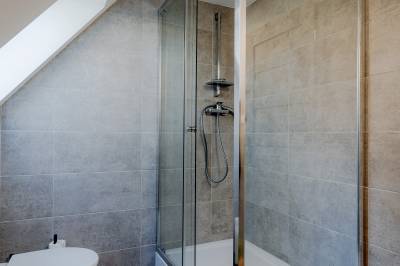 Kúpeľňa so sprchovacím kútom, Chata Pekný les, Horné Hámre