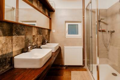 Kúpeľňa so sprchovacím kútom, Chata Pekný les, Horné Hámre